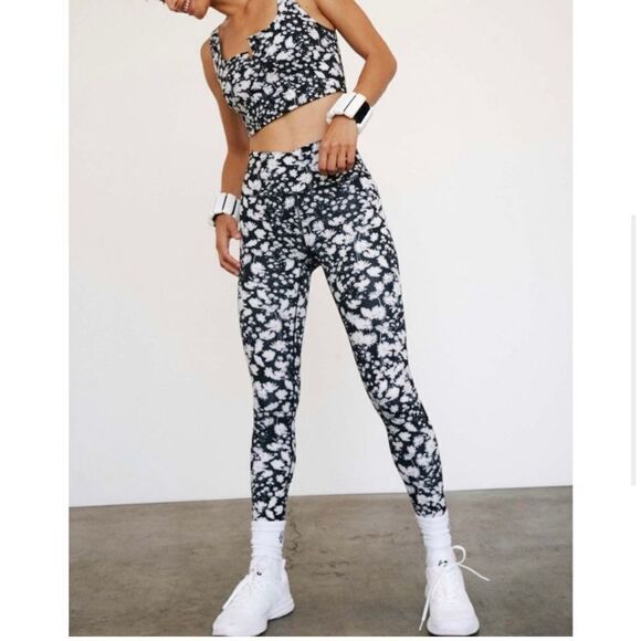 NWT Ā FreeāPeople Printed Lose Control Wrap Leggings / Floral size XSā
NWT - Picture 3 of 9